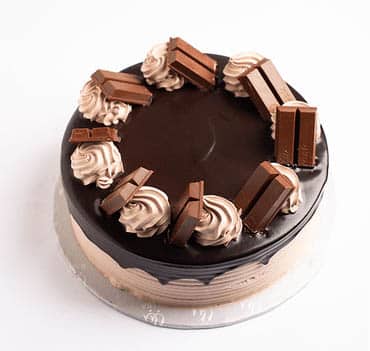 M Kit Kat Cake Filled with chocolate fuge cake,chocolate mousse layer &  Vanilla mousse with fresh raspberry layer.. | Foodies desserts, Desserts,  Cake
